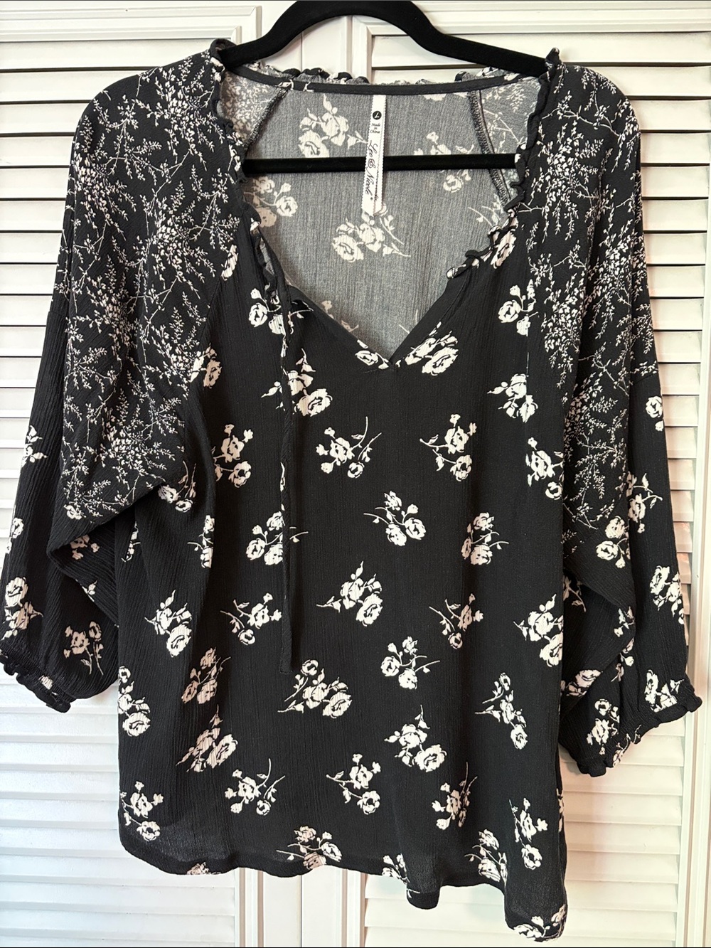Leo & Nicole Women's Black Floral V-Neck Boho Blouse Size Medium